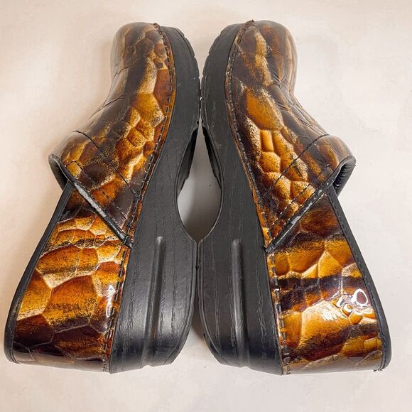 Dansko Snake Print Tiger Eye Nursing Clogs 41 - Picture 5 of 11